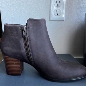 ECCO Womens Mocha/brown ankle booties size 39, US 8-8.5 very gently worn leather